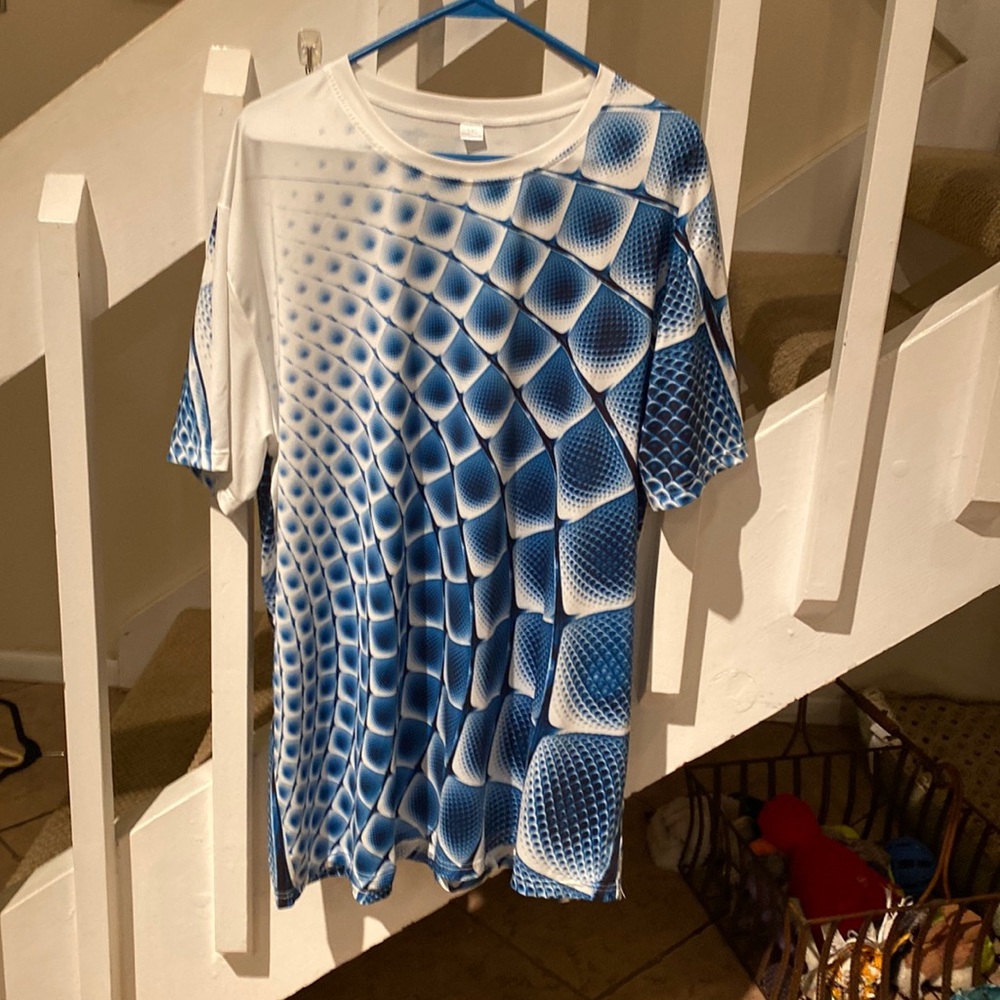 Men’s 3XL saw sa-shine illusion T-shirt. It’s more like extra large.